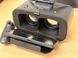 エレコムVRゴーグルにスマホをセットした様子